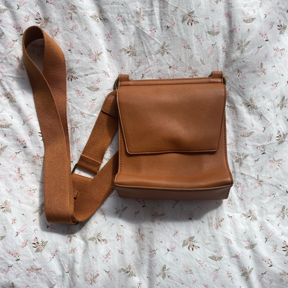 Universal Thread Tan Leather Crossbody Messenger Bag